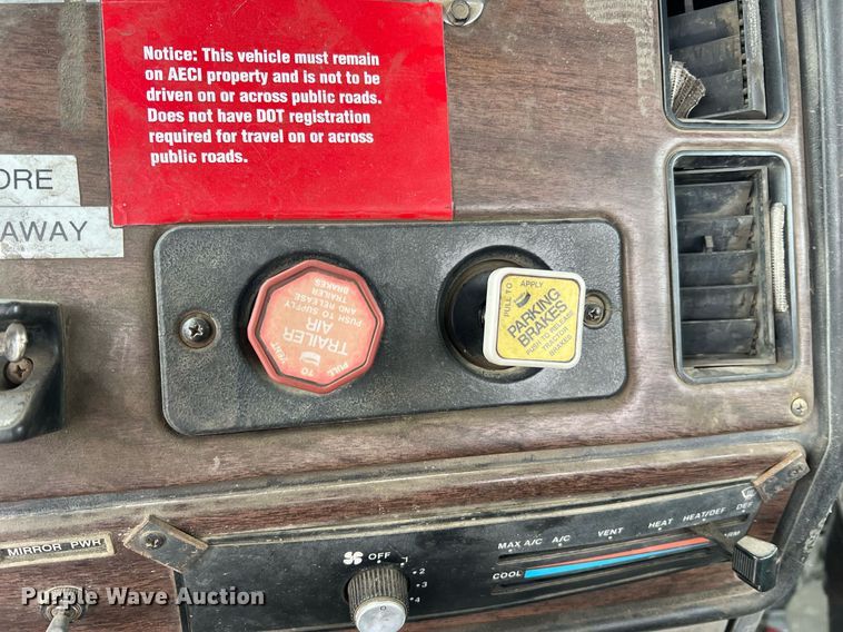 image for item LI9690 1989 Freightliner FLC  semi truck