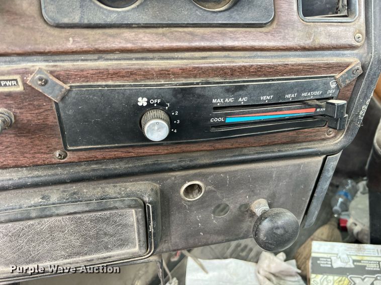 image for item LI9690 1989 Freightliner FLC  semi truck