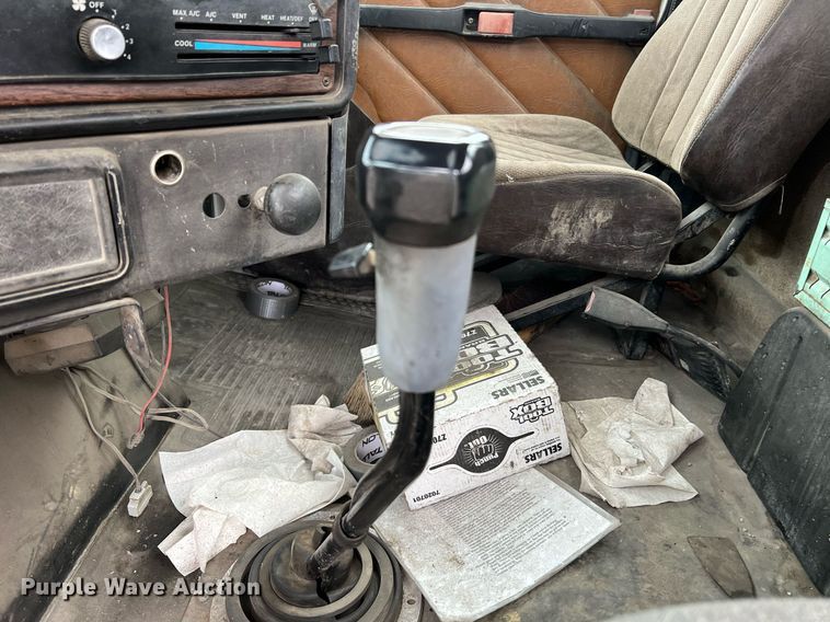 image for item LI9690 1989 Freightliner FLC  semi truck