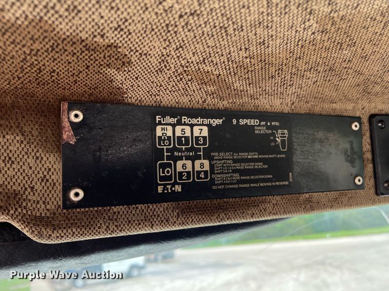 image for item LI9690 1989 Freightliner FLC  semi truck