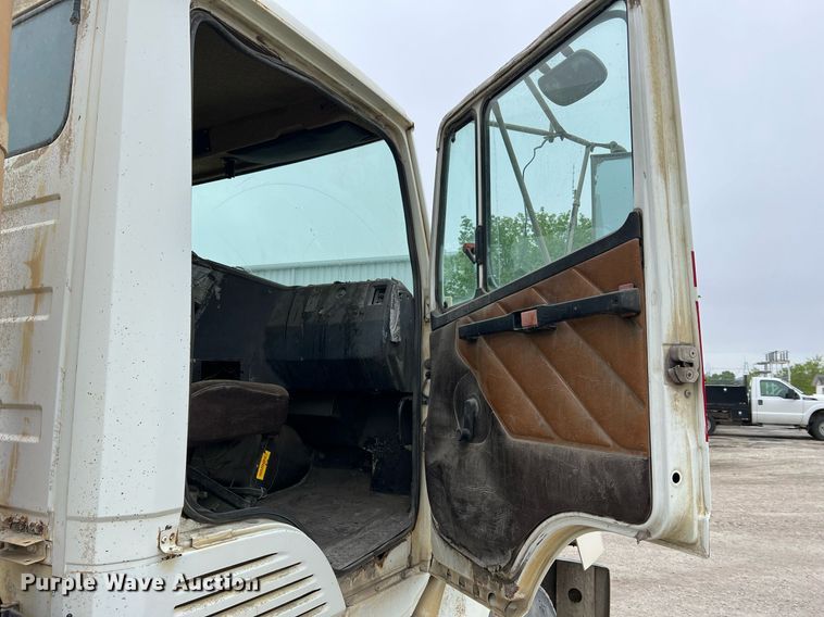 image for item LI9690 1989 Freightliner FLC  semi truck