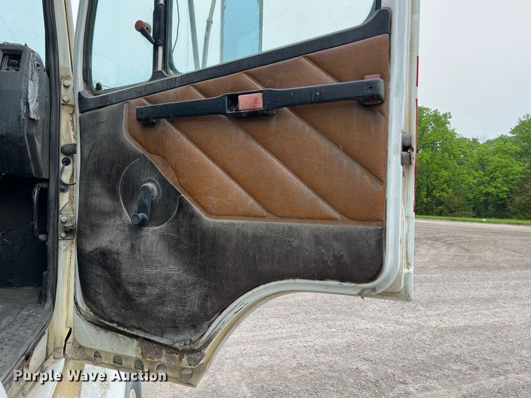 image for item LI9690 1989 Freightliner FLC  semi truck