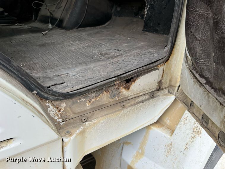 image for item LI9690 1989 Freightliner FLC  semi truck