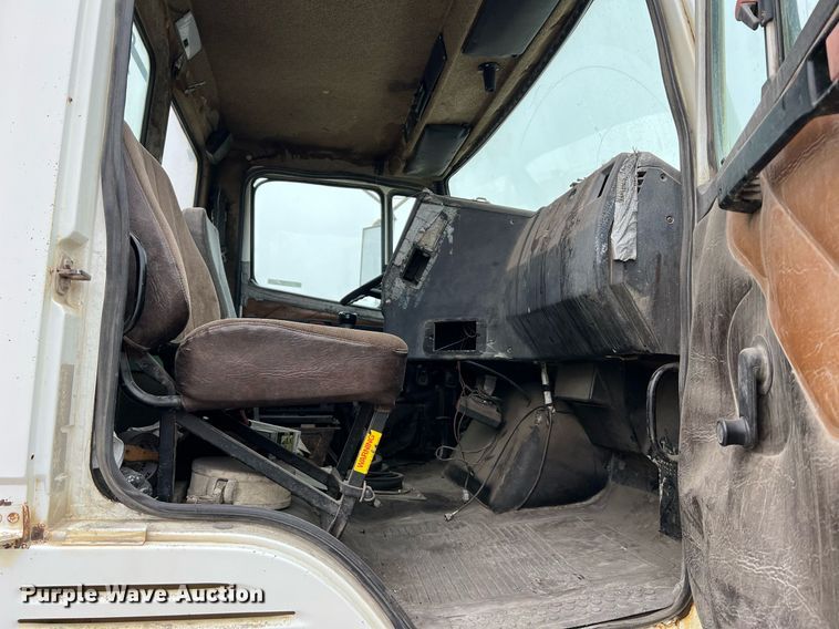 image for item LI9690 1989 Freightliner FLC  semi truck