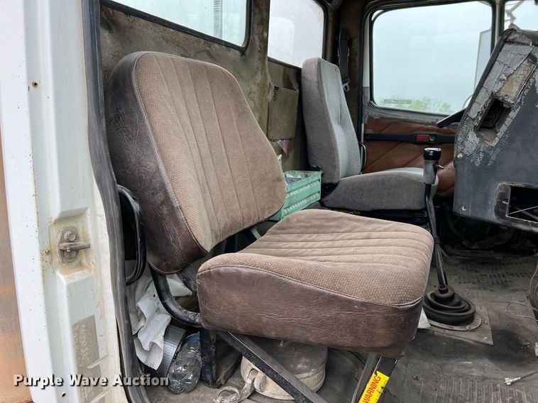 image for item LI9690 1989 Freightliner FLC  semi truck