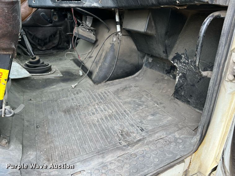 image for item LI9690 1989 Freightliner FLC  semi truck