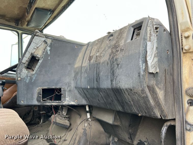 image for item LI9690 1989 Freightliner FLC  semi truck