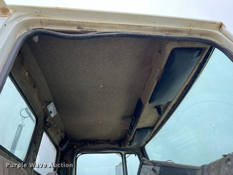 image for item LI9690 1989 Freightliner FLC  semi truck