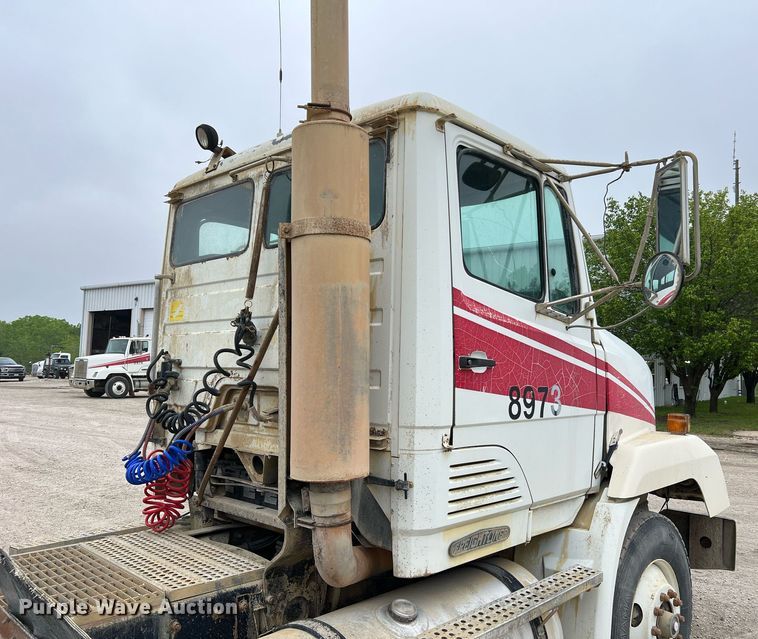 image for item LI9690 1989 Freightliner FLC  semi truck