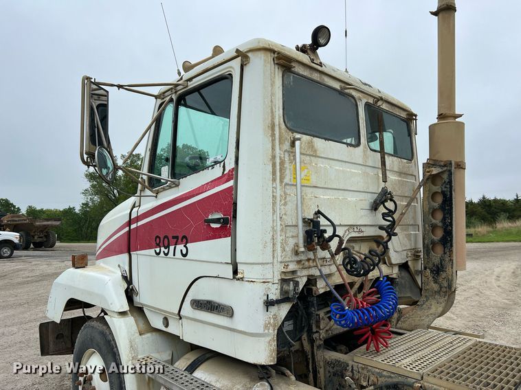 image for item LI9690 1989 Freightliner FLC  semi truck