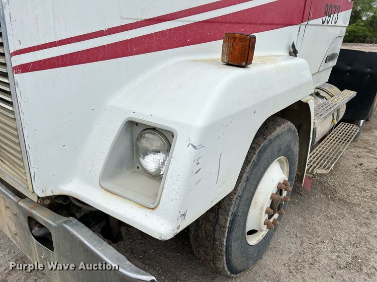 image for item LI9690 1989 Freightliner FLC  semi truck