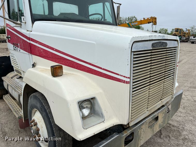 image for item LI9690 1989 Freightliner FLC  semi truck