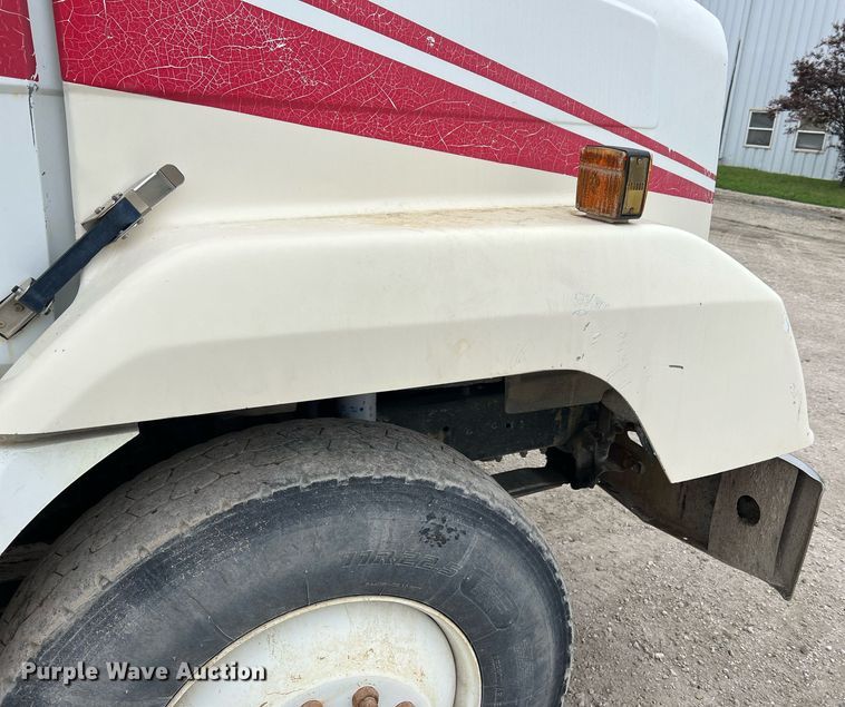 image for item LI9690 1989 Freightliner FLC  semi truck