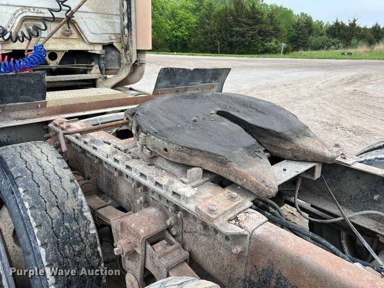 image for item LI9690 1989 Freightliner FLC  semi truck