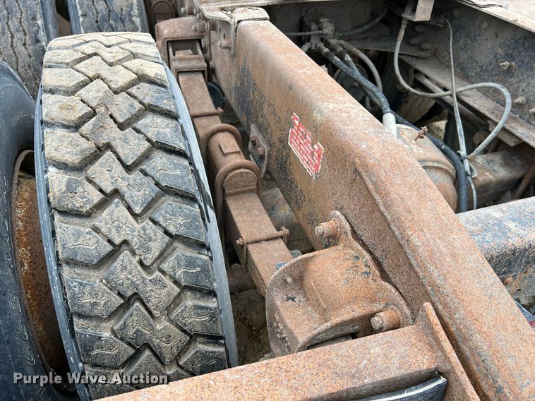 image for item LI9690 1989 Freightliner FLC  semi truck