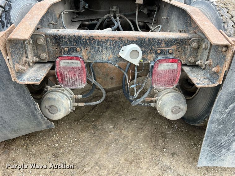 image for item LI9690 1989 Freightliner FLC  semi truck