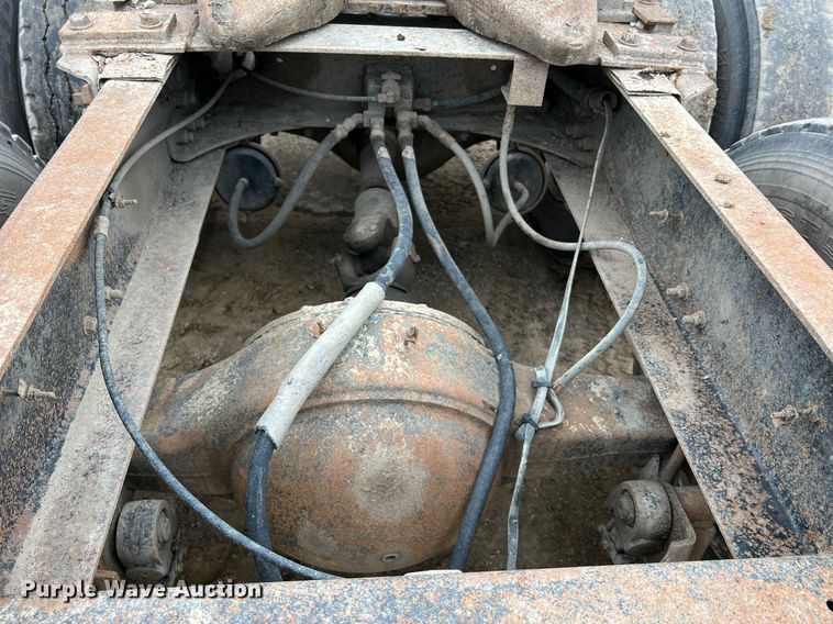 image for item LI9690 1989 Freightliner FLC  semi truck