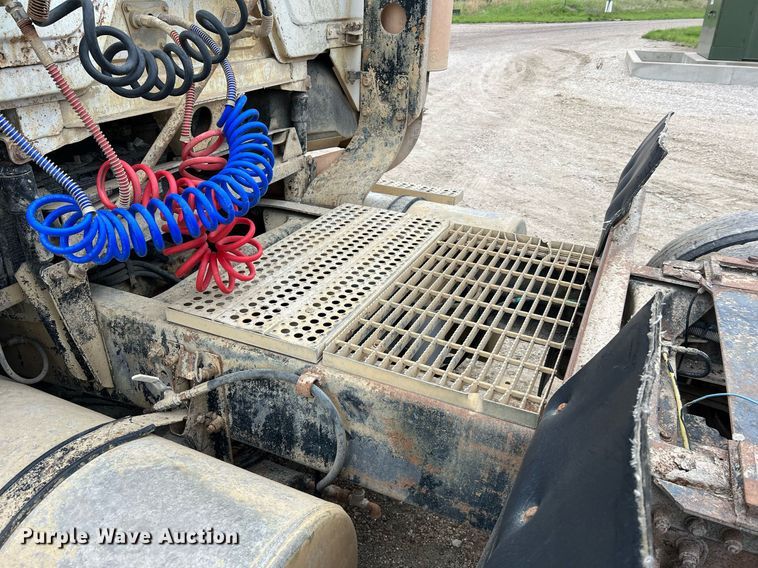 image for item LI9690 1989 Freightliner FLC  semi truck