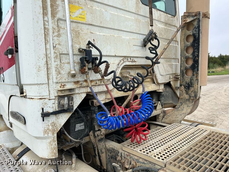 image for item LI9690 1989 Freightliner FLC  semi truck