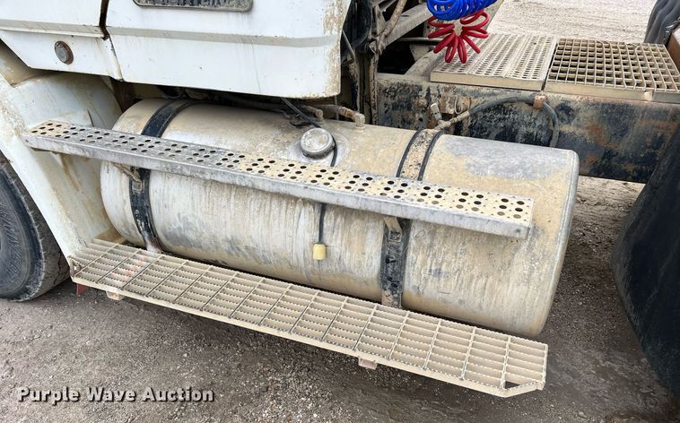 image for item LI9690 1989 Freightliner FLC  semi truck