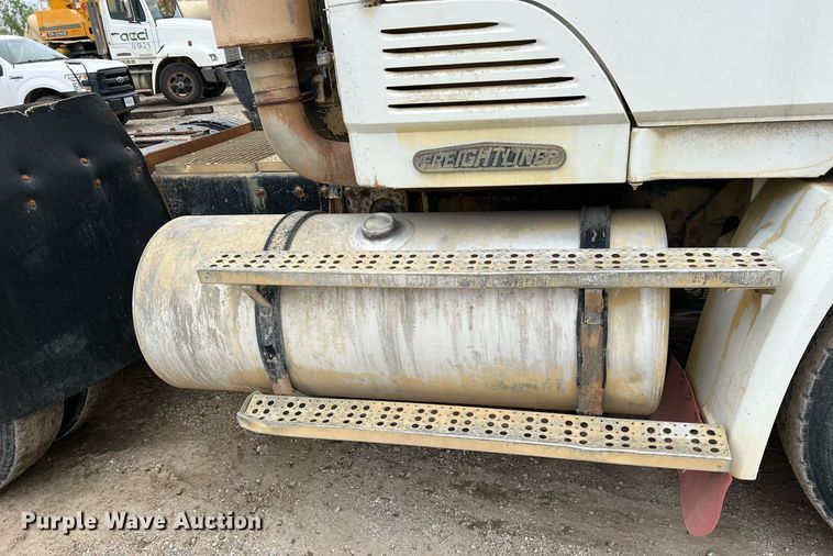 image for item LI9690 1989 Freightliner FLC  semi truck