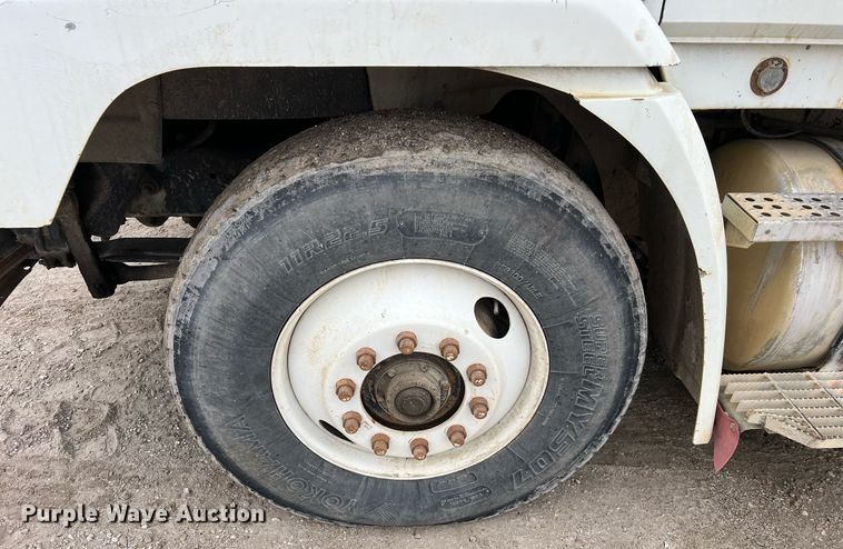 image for item LI9690 1989 Freightliner FLC  semi truck