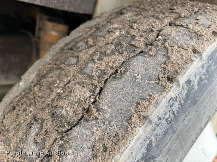 image for item LI9690 1989 Freightliner FLC  semi truck