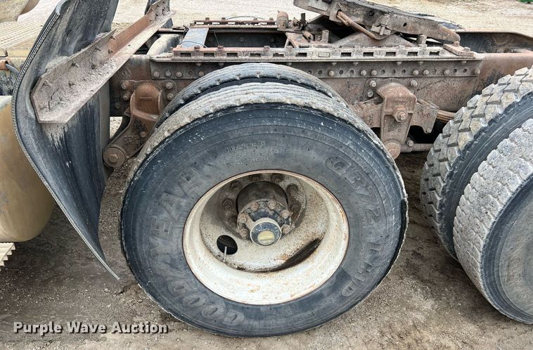 image for item LI9690 1989 Freightliner FLC  semi truck