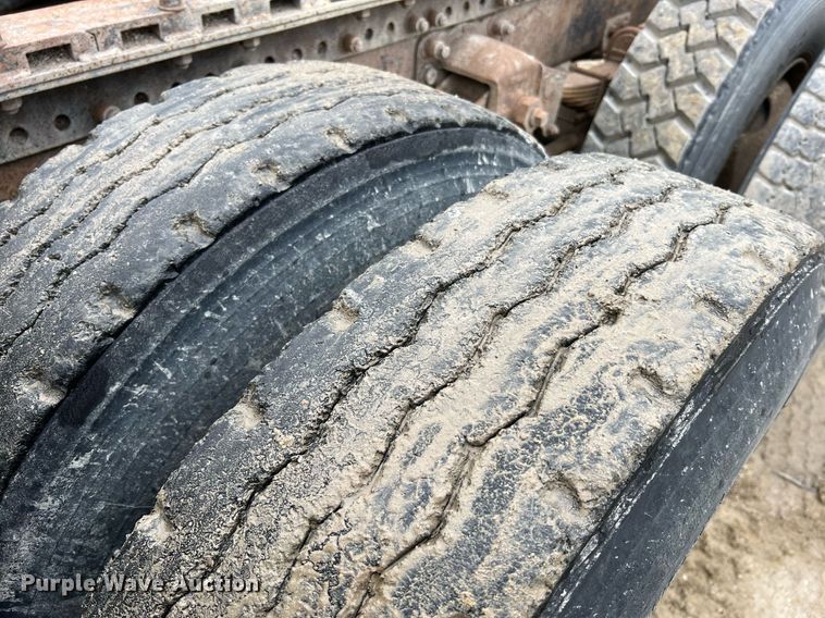 image for item LI9690 1989 Freightliner FLC  semi truck