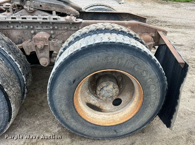 image for item LI9690 1989 Freightliner FLC  semi truck