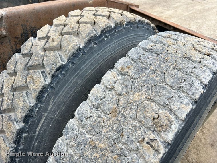 image for item LI9690 1989 Freightliner FLC  semi truck