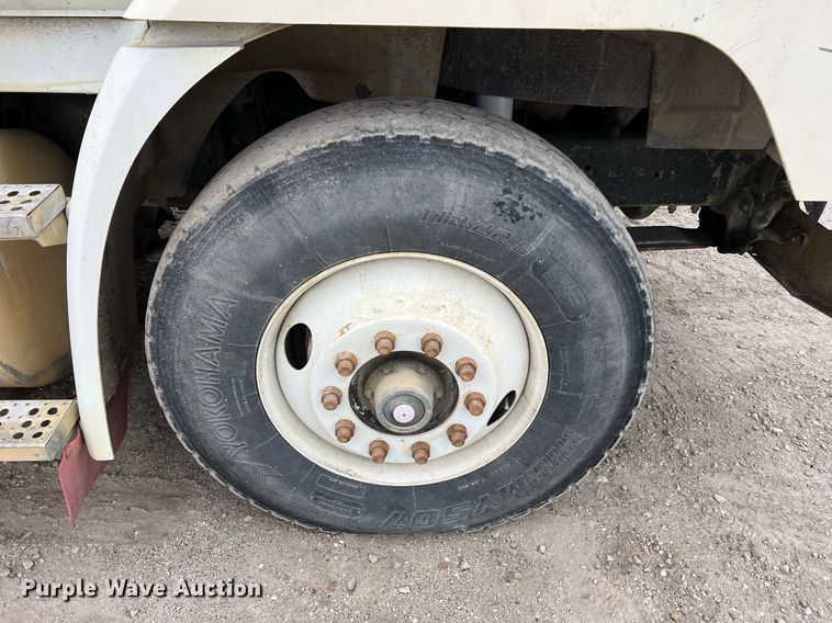 image for item LI9690 1989 Freightliner FLC  semi truck