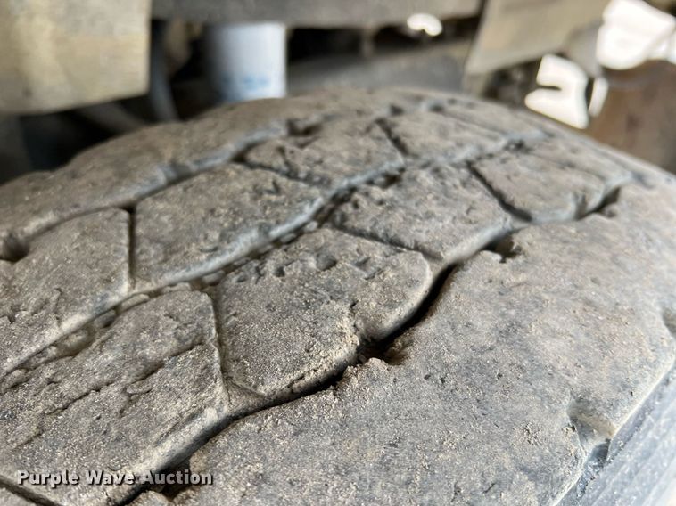 image for item LI9690 1989 Freightliner FLC  semi truck