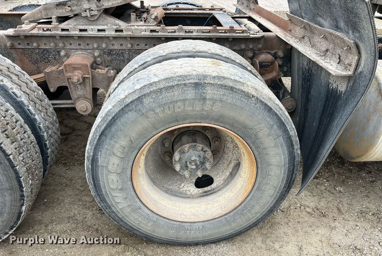 image for item LI9690 1989 Freightliner FLC  semi truck