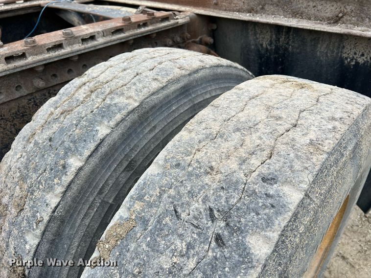 image for item LI9690 1989 Freightliner FLC  semi truck