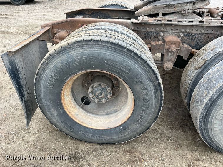 image for item LI9690 1989 Freightliner FLC  semi truck