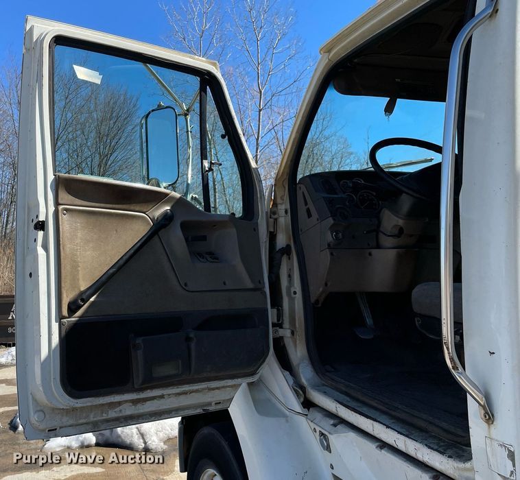 image for item LJ9556 2007 Sterling AT9500  semi truck