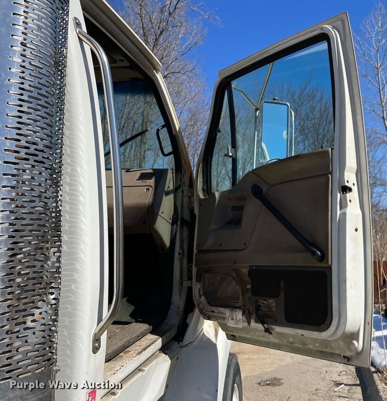 image for item LJ9556 2007 Sterling AT9500  semi truck