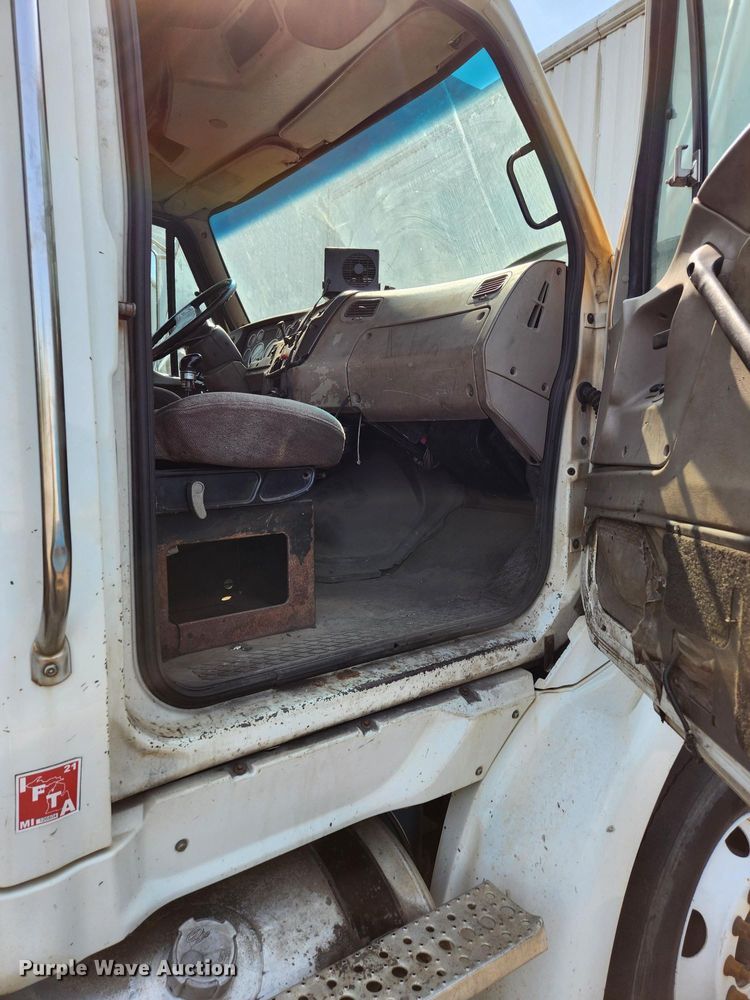 image for item LJ9556 2007 Sterling AT9500  semi truck