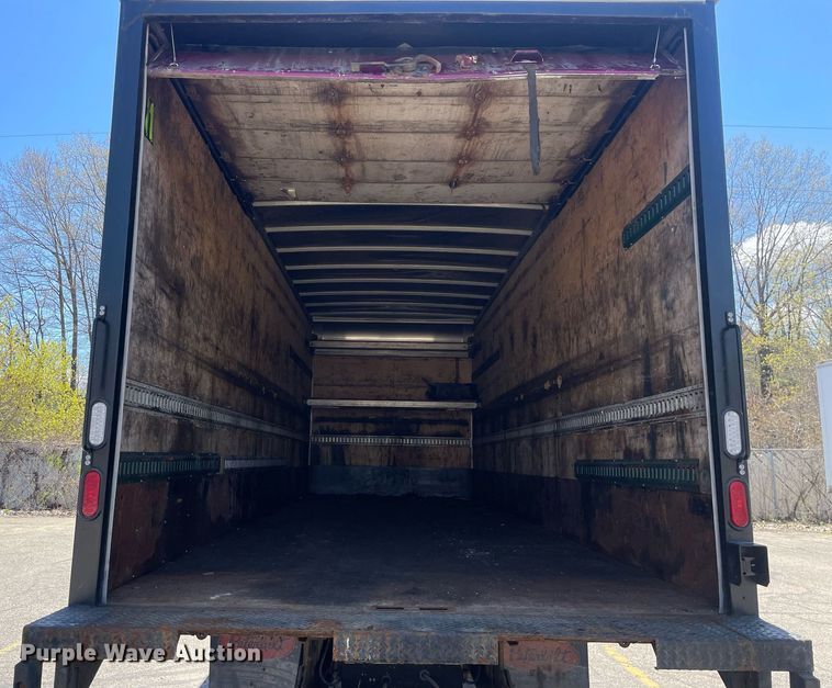 image for item LJ9629 2013 Peterbilt 337  box truck