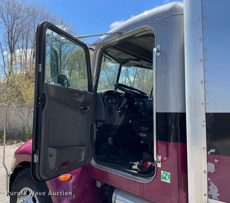 image for item LJ9629 2013 Peterbilt 337  box truck