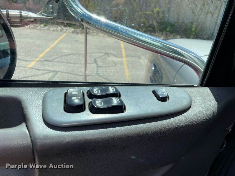 image for item LJ9629 2013 Peterbilt 337  box truck