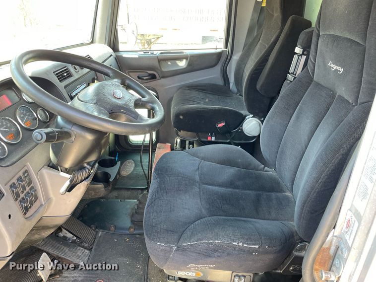 image for item LJ9629 2013 Peterbilt 337  box truck