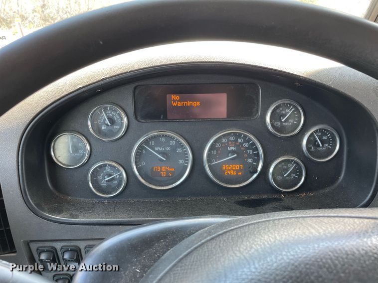 image for item LJ9629 2013 Peterbilt 337  box truck