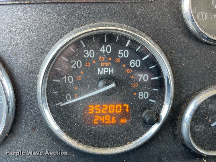 image for item LJ9629 2013 Peterbilt 337  box truck