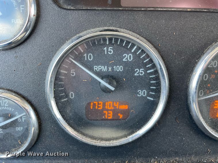 image for item LJ9629 2013 Peterbilt 337  box truck