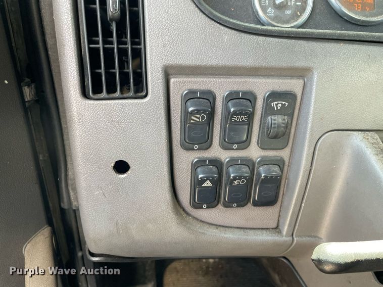 image for item LJ9629 2013 Peterbilt 337  box truck