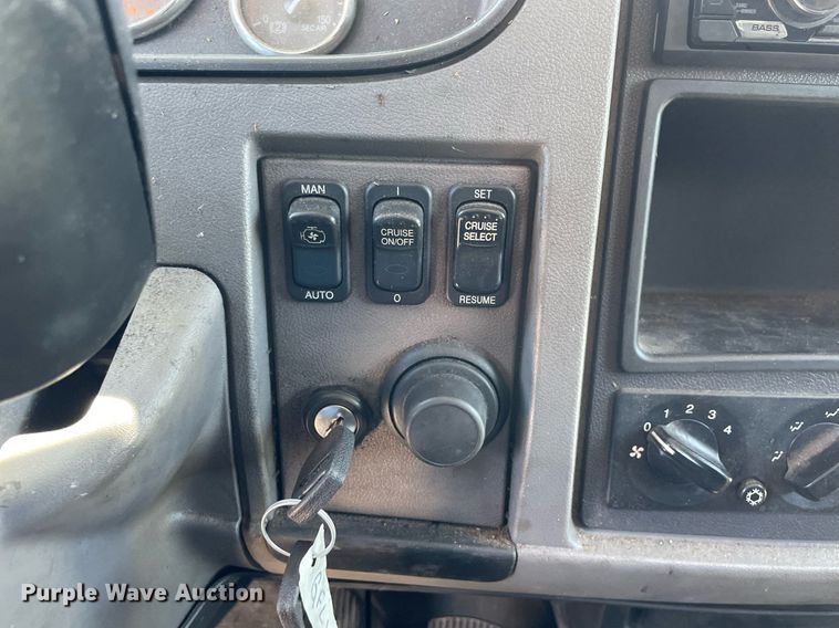 image for item LJ9629 2013 Peterbilt 337  box truck