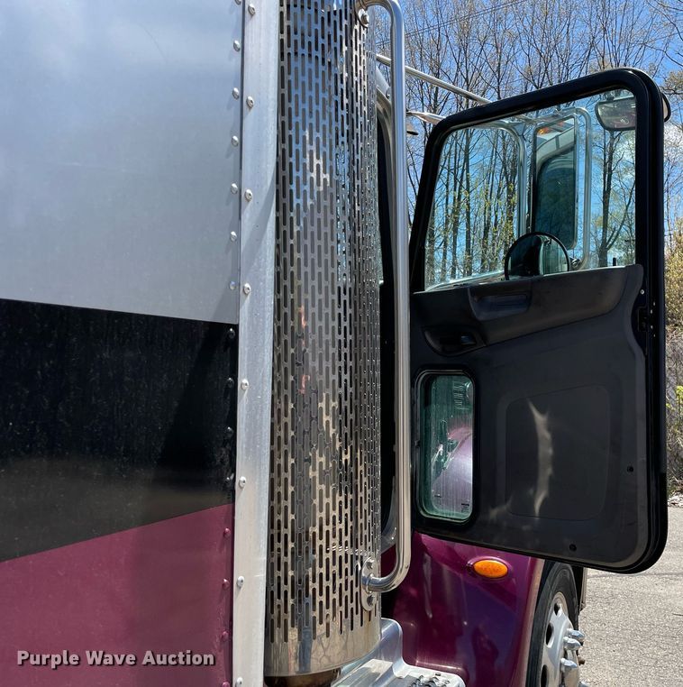 image for item LJ9629 2013 Peterbilt 337  box truck