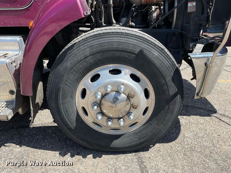 image for item LJ9629 2013 Peterbilt 337  box truck